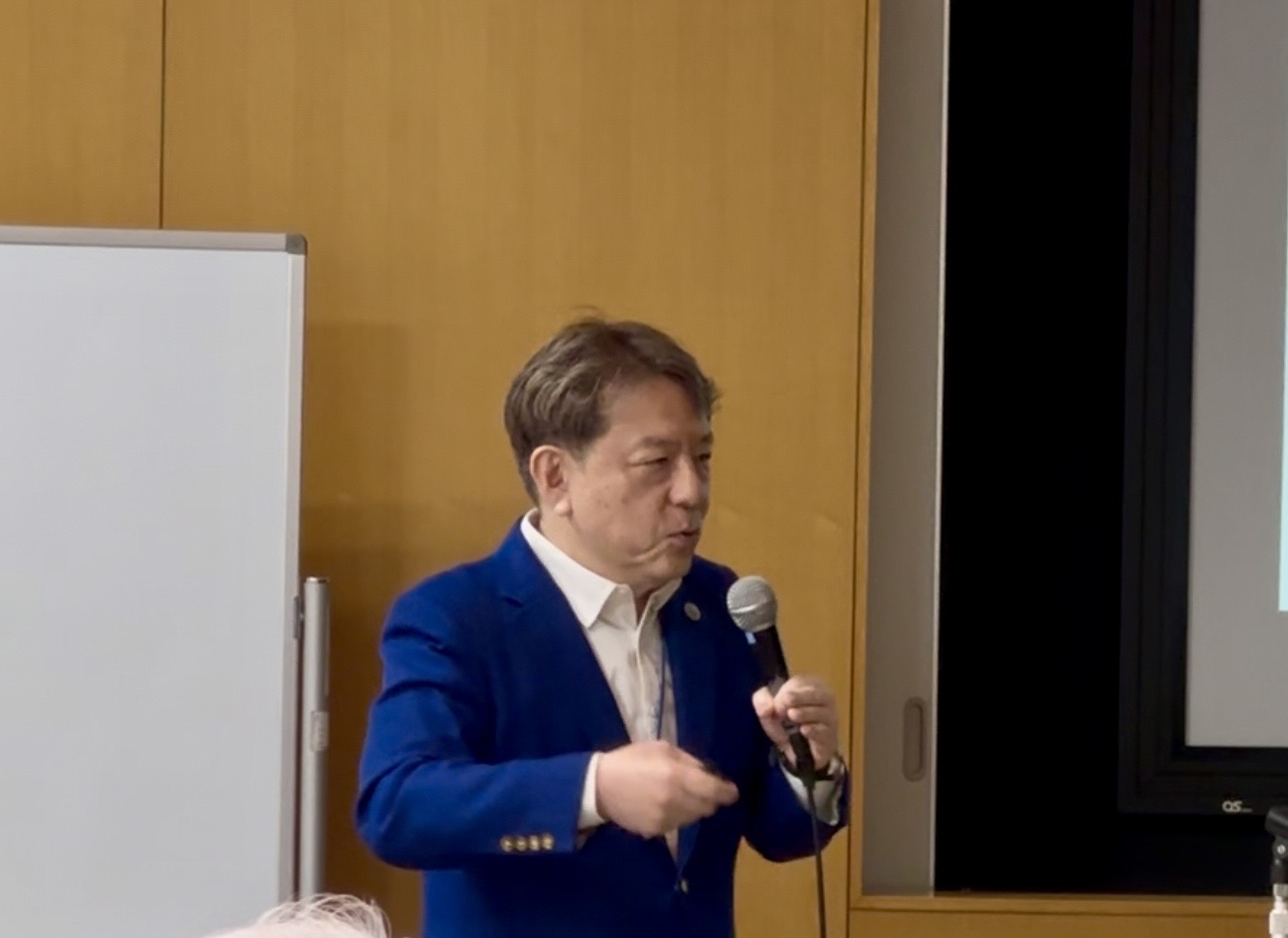 戦わないヒーロー